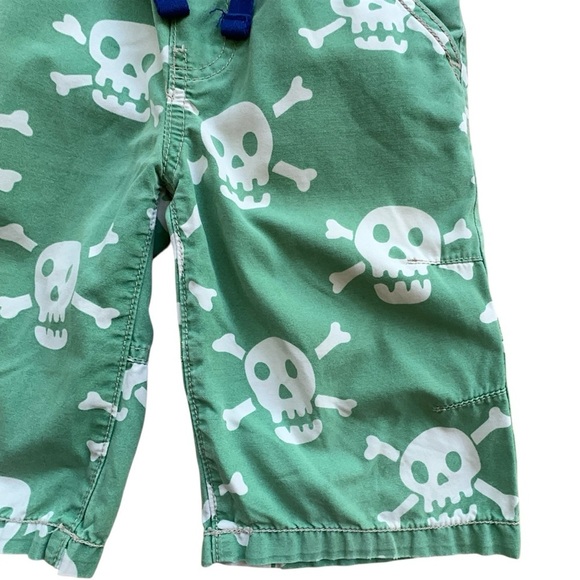 MINI BODEN | SKULL & CROSSBONES COTTON ADVENTURE SHORTS SOFT GREEN | 6Y - Picture 7 of 12